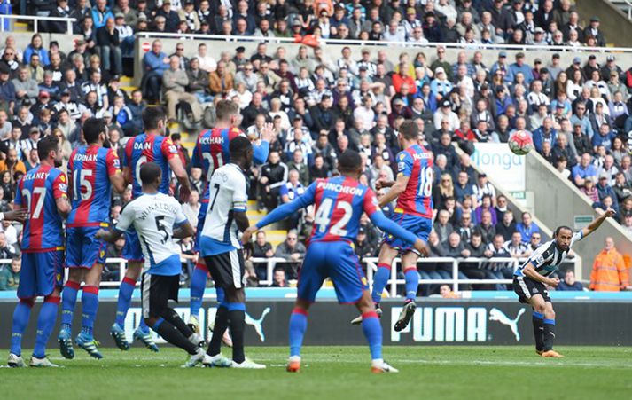 Townsend skorar markið glæsilega sem tryggði Newcastle sigurinn.