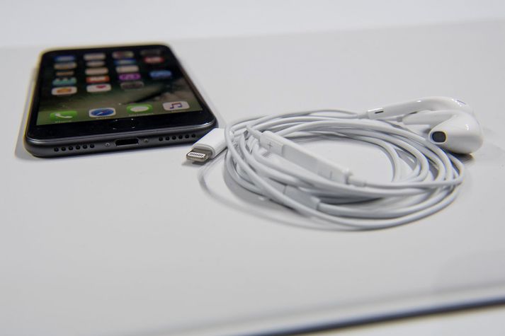Á öðrum ársfjórðungi á sínu fjárhagsári seldi Apple 50,76 milljón iPhone síma, en 51,19 milljón eintök seldust á sama tímabili í fyrra.