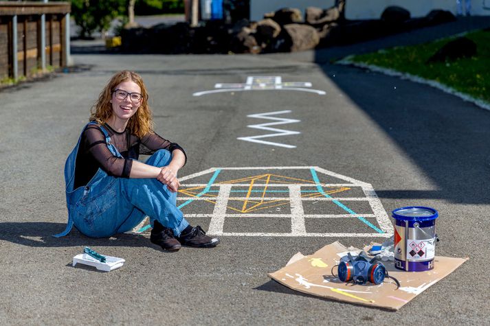 Hér sést Jóhanna í vinnugallanum við verkið en til stendur að það verði tilbúði næstkomandi fimmtudag.