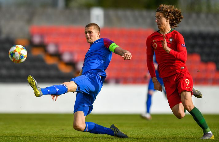 Oliver Stefánsson í leik með íslenska U-17 ára landsliðinu á EM 2019.