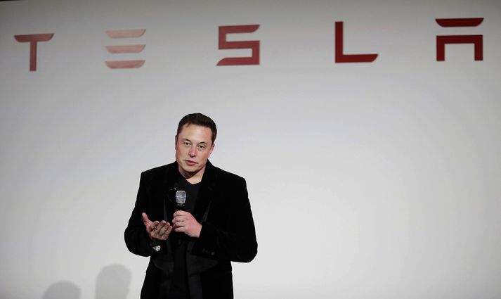 Mikið hefur gengið á hjá fyrirtækinu á undanförnum mánuðum og hefur mikið kapp verið lagt í það að auka framleiðslu Tesla upp í fimm þúsund bíla á viku.