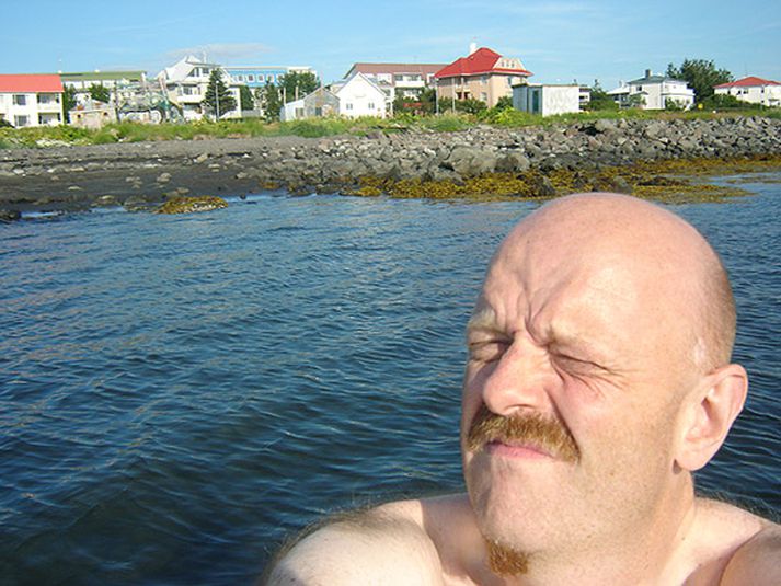 Gunnar veitti Vísi leyfi til að birta myndina af honum topplausum í sólbaði.