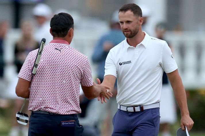 Fowler og Clark takast í hendur eftir 18. holu í gær á US Open