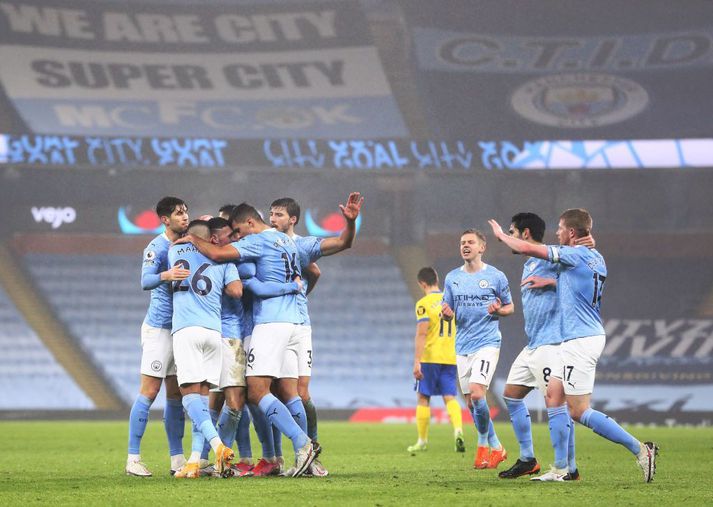 Leikmenn Man City gátu ekki stillt sig um faðmlög þegar Phil Foden skoraði gegn Brighton á dögunum.