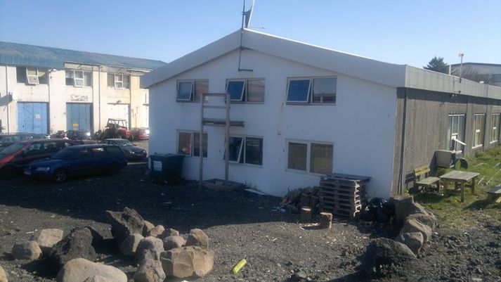 Eldurinn kom upp á neðri hæð hússins en fólkið svaf á efri hæðinni.