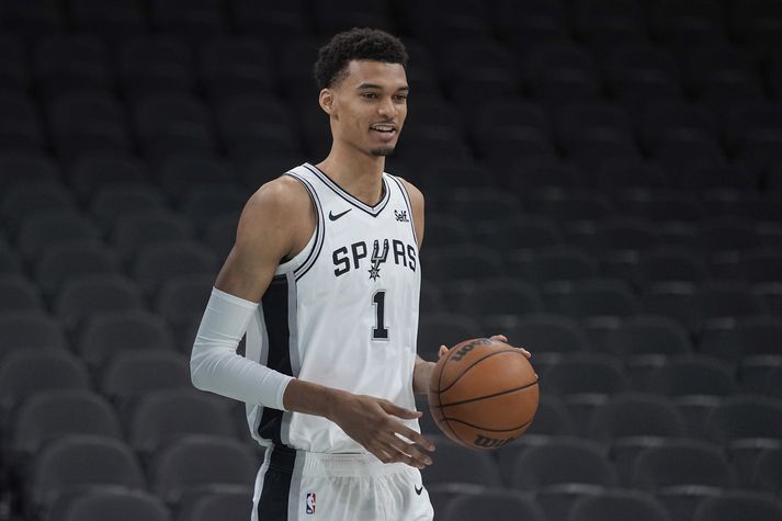 Victor Wembanyama klæddist búningi San Antonio Spurs í fyrsta skiptið en gekk illa að koma boltanum í körfuna.