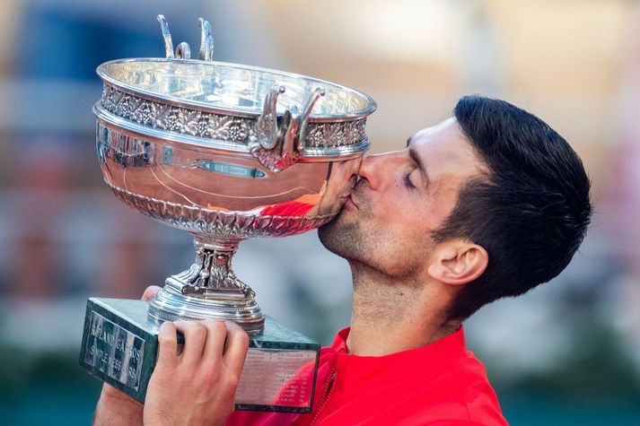 Djokovic lyftir titlinum á Roland-Garros árið 2021. Vinni hann mótið í ár þá slær hann titlamet í karlaflokki með flesta Grand Slam-titla frá upphafi, eða 23 talsins.