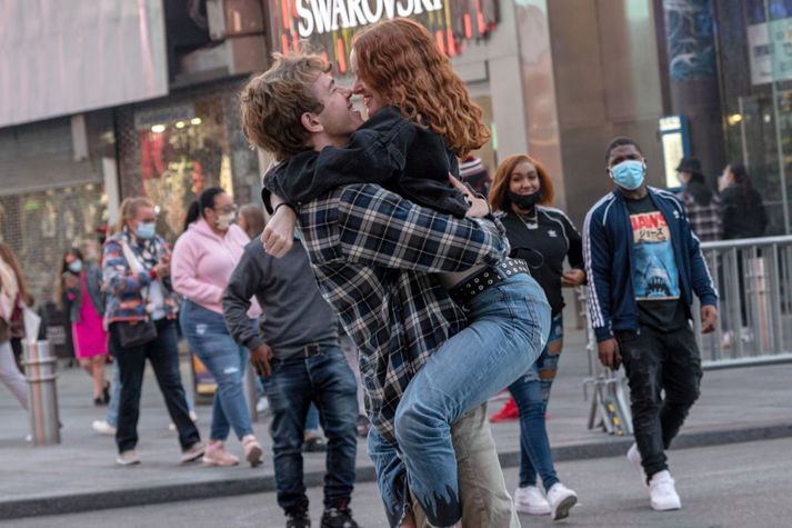 Hér má sjá hamingjusamt par á Times Square í New York. Fengi þessi mynd að lifa af á Facebook eftir sambandsslit?