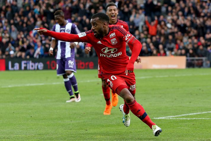 Lacazette fagnar marki með Lyon.