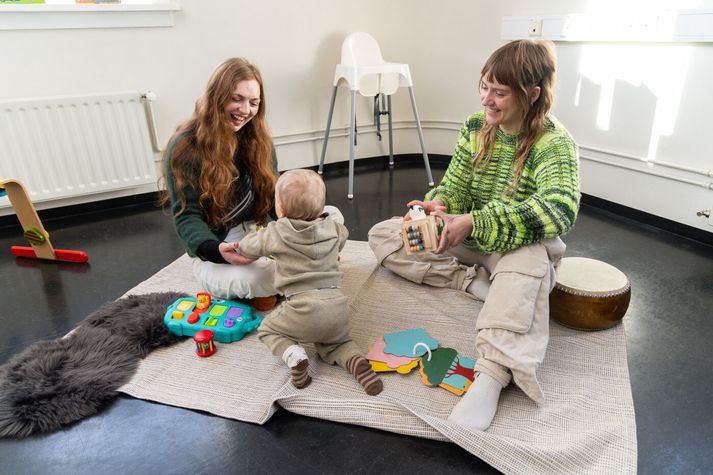 Josie Anne Maltinsky Gaitena og Elsa Jónsdóttir leika við börnin í gæslunni. 