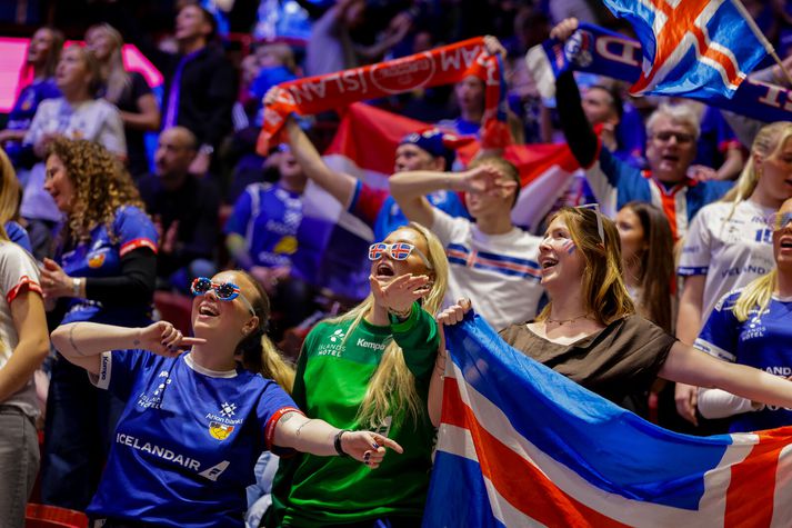 Það var gaman á áhorfendapöllunum þegar íslensku strákarnir tryggðu sig inn í undanúrslitin á EM: