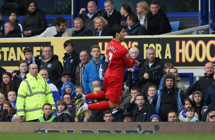 Suarez á flugi fyrir framan Moyes.