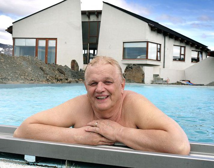 Ernir er meðal stofnenda breska lyfjafyrirtækisins Hunter-Fleming og sat um árabil í stjórn fyrirtækis­ins. Þegar ljósmyndara bar að garði var Ernir í laug við heimili sitt en vatnið í hana fæst úr borholu í landareign hans.