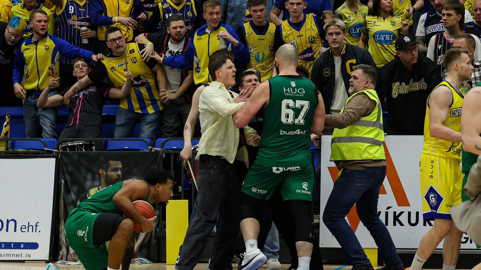 Sjáðu slags­málin í Grinda­vík: Stuðnings­menn stukku út á gólf og lög­reglan skarst í leikinn