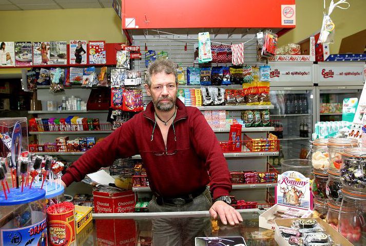 Júlli hefur rekið Drauminn í 23 ár og hefur áður fengið yfirvöld í heimsókn. Þessi mynd er tekin á góðri stundu árið 2004.
Fréttablaðið/gva
