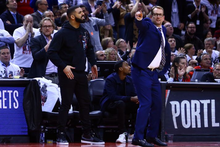 Hvor er þjálfarinn? Drake og Nick Nurse á hliðarlínunni.