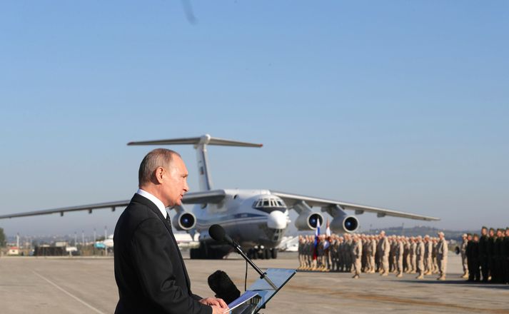 Vladimir Putin ræðir við hermenn í Sýrlandi.