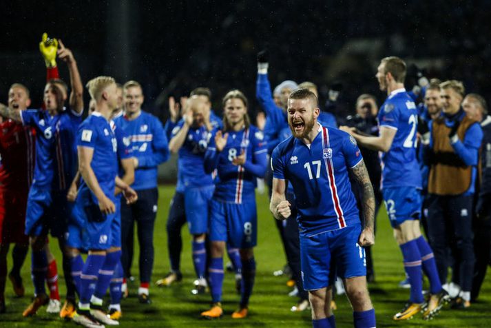 Aron Einar Gunnarsson og íslensku strákarnir fagna hér HM-sætinu.