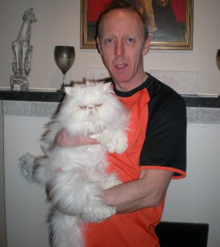 Kötturinn Mjási í fangi Júlíusar Sigurjónssonar