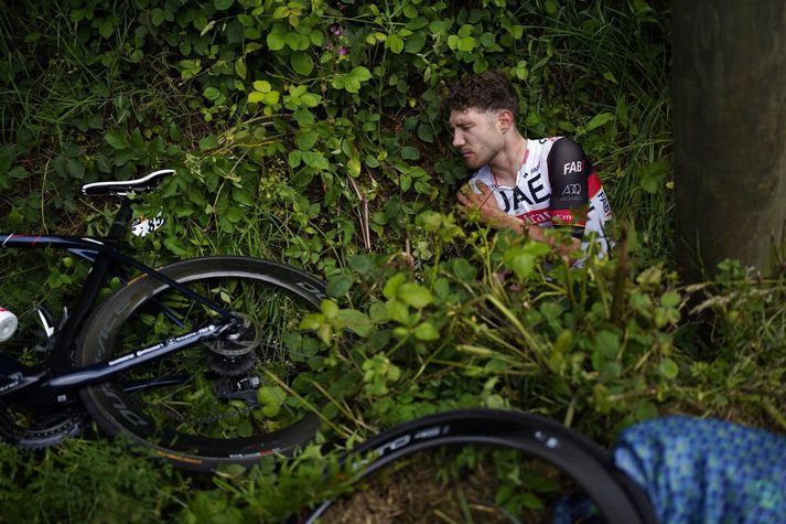 Marc Hirschi frá Sviss var einn þeirra sem slasaðist í árekstri í fyrsta áfanga Tour de France á laugardag.