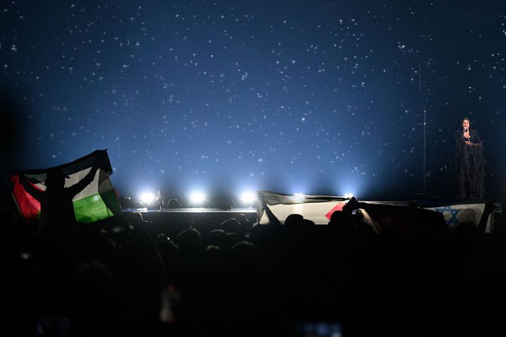 Áhorfandi með fána Palestínu á æfingu í framlags Ísraels í tónleikahöllinni í Basel í vikunni.