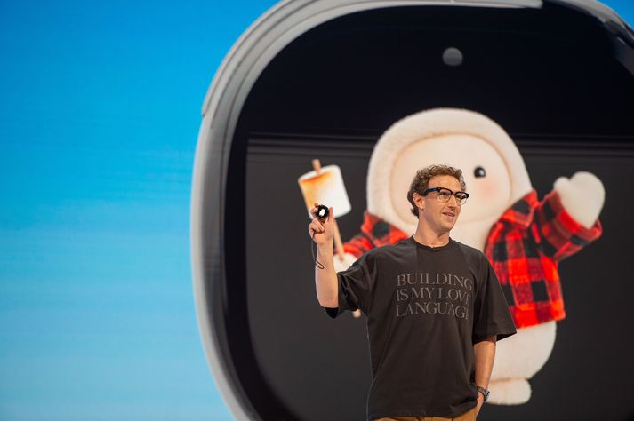 Mark Zuckerberg í september þar sem Muse var kynnt. Á bak við hann má sjá krúttlegu fígúruna sem á að vera andlit Muse og talar svo klámfengið við notendur sem á því hafa áhuga. 