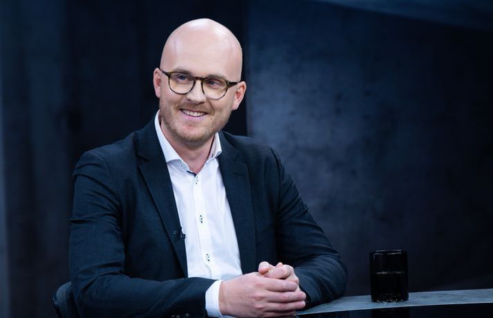 Konráð Guðjónsson segir að þegar litið er til þess að verðbólgan sé búin að vera í fimm ár „langt yfir“ verðbólgumarkmiði þá sé ró peningastefnunefndar allrar athygli verð.