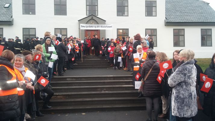 Fjöldi manna var mættur við Stjórnarráðið nú í morgun til að mótmæla.