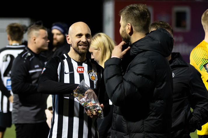 Kristinn Jónsson með bland í poka eftir sigurinn á Hlíðarenda í gær. Hann varð Íslandsmeistari í annað sinn í gær en hann var í Íslandsmeistaraliði Breiðabliks 2010.