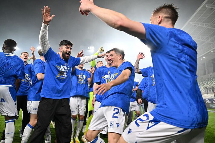 Gísli Gottskálk sést til vinstri dansandi eftir að titillinn var tryggður. 