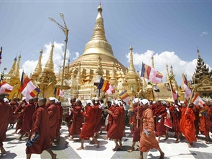 Um 10 þúsund munkar mómæltu 
við hið gullna búddavígi Shwedagon Pagoda í sól og miklum hita í Yangon.