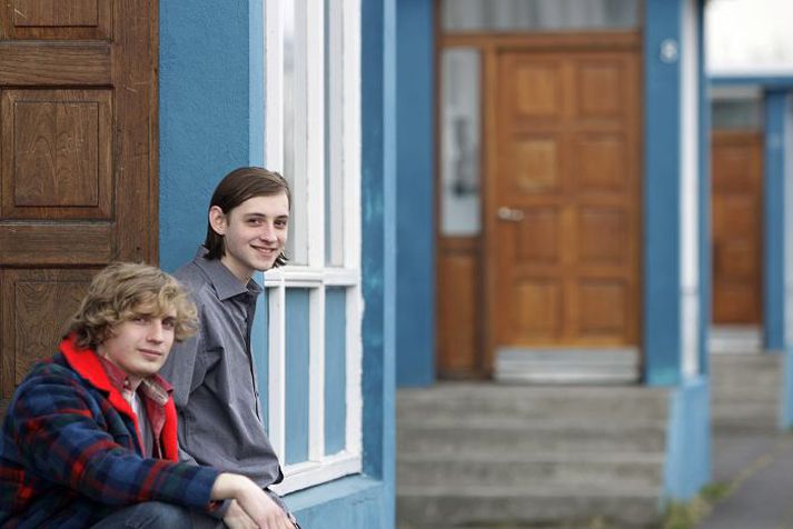 Vinirnir og leikararnir Atli Óskar Fjalarsson og Elías Helgi Kofoed-Hansen skipuleggja gleðidaginn Bláa mánann sem fram fer í ágúst.