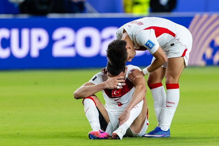 Arda Güler reynir að stappa stálinu í Merih Demiral eftir tapið í nótt.