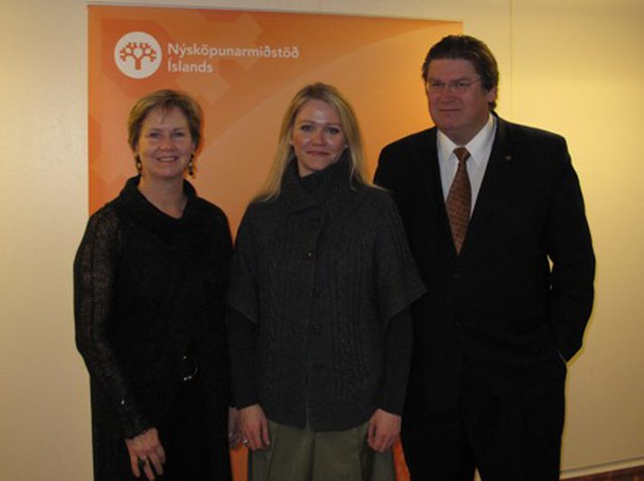 Á myndinni eru Þorsteinn Ingi Sigfússon forstjóri Nýsköpunarmiðstöðvar, Katrín Júlíusdóttir iðnaðarráðherra, Kristín Ingólfsdóttir rektor HÍ.