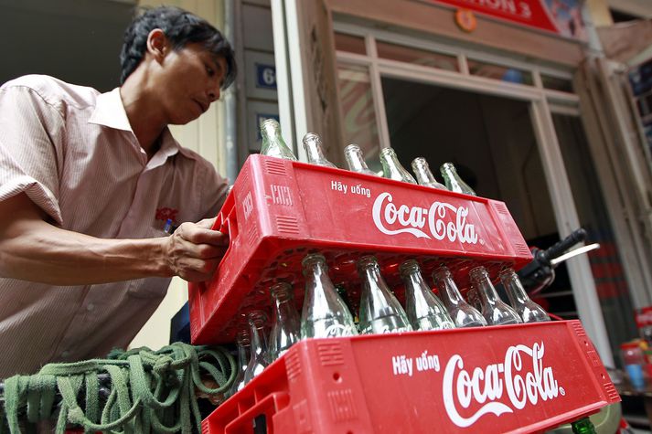 Coca-Cola hefur sagt um hundrað starfsmönnum af um 13 þúsund í Rússlandi.