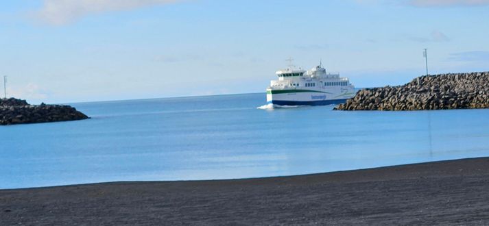 Herjólfur að koma inn I Landeyjahöfn.