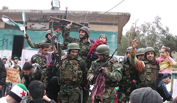 Liðhlaupar í Homs Hópur sýrlenskra hermanna sem hefur gengið til liðs við uppreisnarmenn í borginni Homs.Nordicphotos/afp