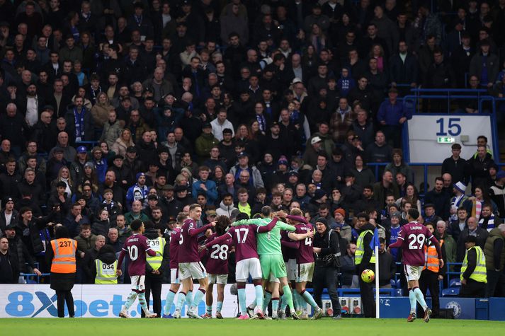 Leikmenn Burnley fagna dramatísku jöfnunarmarki Flemming gegn Chelsea í dag. 