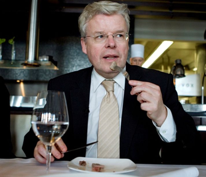 Einar K. Guðfinnsson ánægður með hvannalambið.