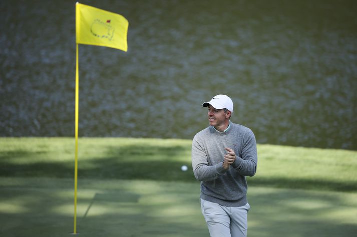 Rory McIlroy hefur lokið sínum hring og er jafn Sam Burns í efsta sætinu. 