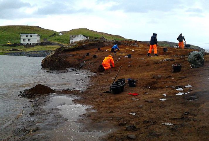 Í kappi við greipar Ægis Við Kolkuós eins og víða annars staðar keppast fornleifafræðingar við að ná minjum áður en þeim skolar út á haf.