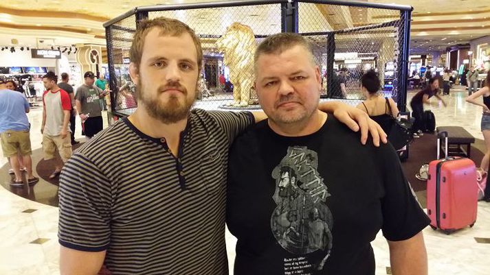 Gunnar Nelson og faðir hans, Haraldur Nelson, í andyri MGM-hótelsins þar sem bardaginn fer fram.