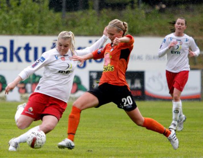 Laufey Björnsdóttir í baráttu við Rakel Hönnudóttur í kvöld.