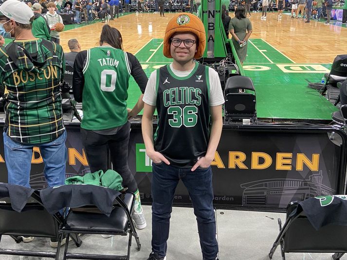 Andri Már á leik Boston Celtics og Milwaukee Bucks.