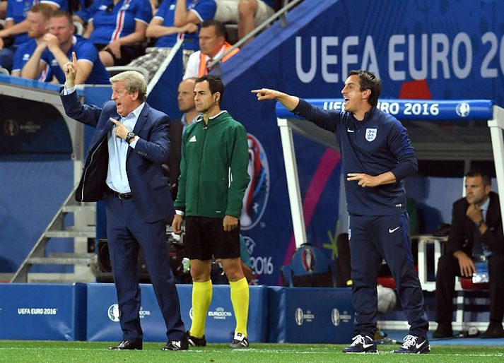 Hodgson og Neville á hliðarlínunni í leiknum gegn Ísland í gær.