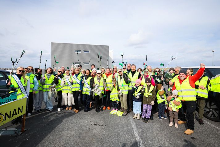 Glæsilegur hópur stillti sér upp við setningu plokkdagsins.