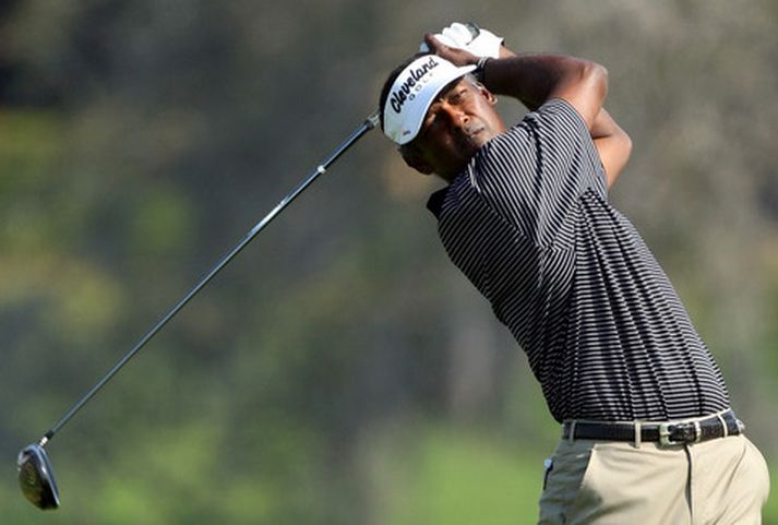 Vijay Singh horfir eftir höggi í dag.