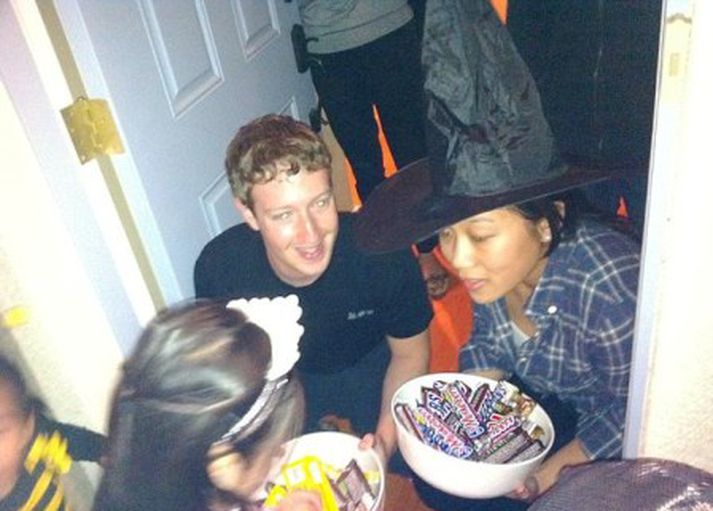 Mark Zuckerberg gefur sælgæti á Hrekkjavökunni.
