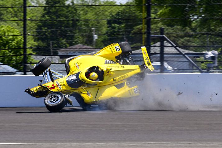 Dagurinn hjá Penske-liðinu á sunnudag byrjaði illa þegar Scott McLaughlin lenti í hörðum árekstri og gat ekki tekið þátt í tímatökum fyrir Indy 500. Liðið fór úr öskunni úr eldinn þegar hinir tveir bílarnir voru dæmdir ólöglegir rétt þegar tímatakan var að hefjast.