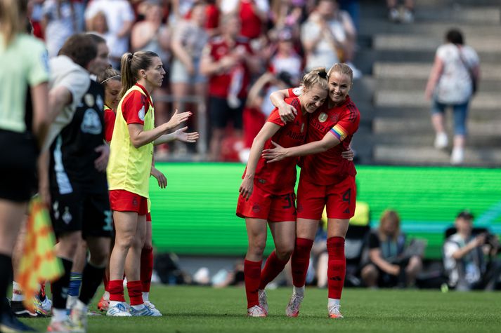 Glódís Perla Viggósdóttir fagnar með Carolin Simon eftir að sú síðarnefnda skoraði annað mark Bayern München í bikarúrslitaleiknum gegn Werder Bremen.
